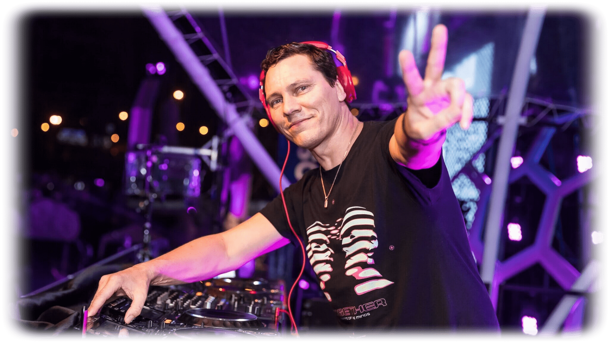 Tiesto alentando al público